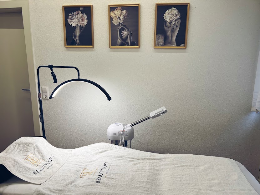 Behandlungsliege mit Beautyloft-Handtüchern