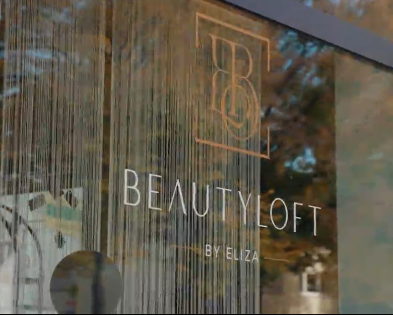 Schaufenster des Beautyloft by Eliza mit goldenem Logo